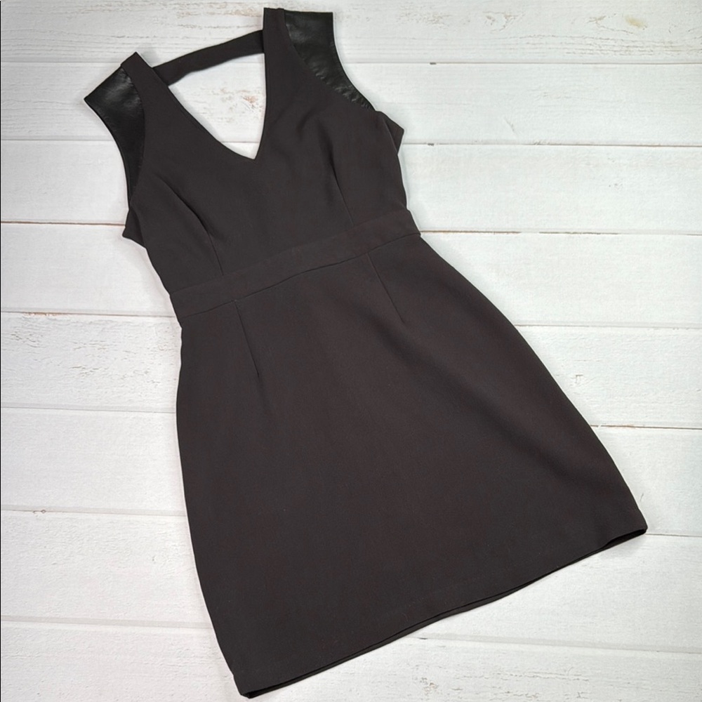 BB Dakota Black Sheath Mini Dress V-Neck Sleeveless Leather Contrast Size 0